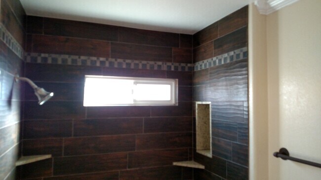 Building Photo - 225 Southlook Ave