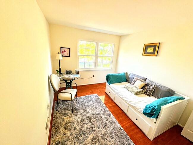 Building Photo - 208 Green Hollow Dr