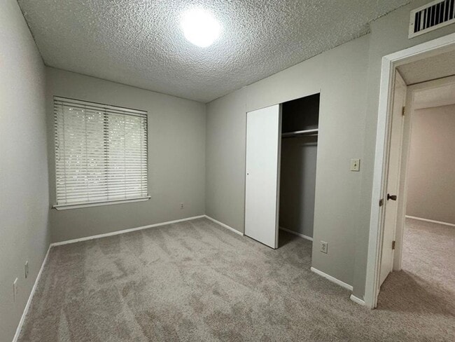 Building Photo - 9502 Quail Village Ln