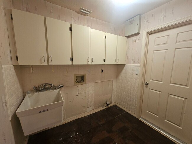 Building Photo - 3/2/2 Annual Rental available with lawn care included!!
