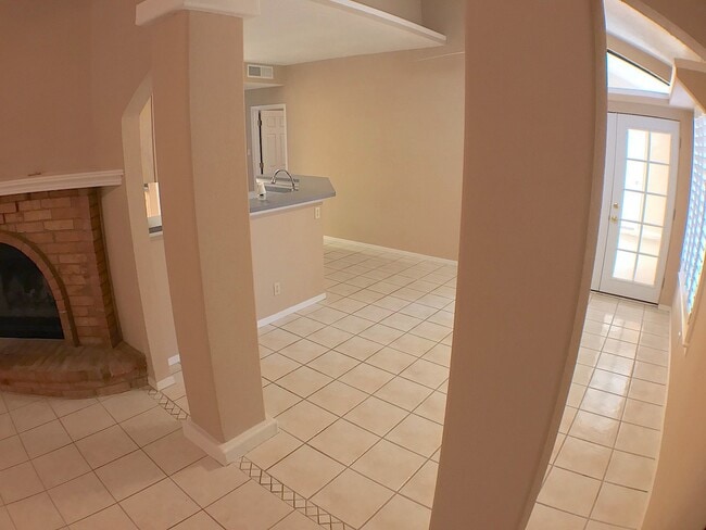 Building Photo - North Hills 3 Bed Refrig A/C!