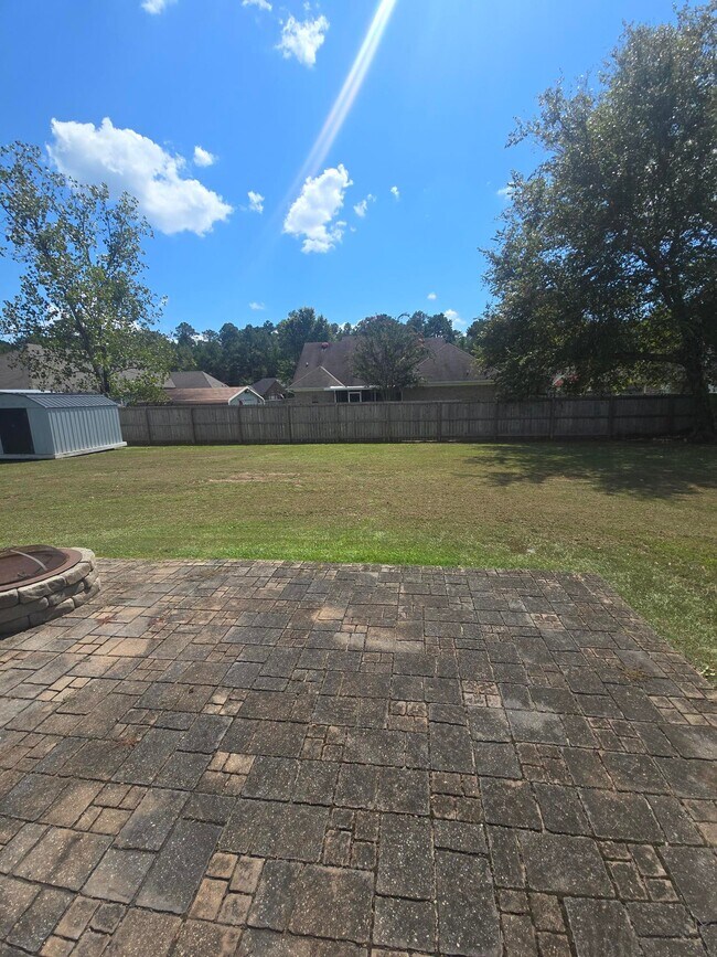 Building Photo - 565 Oakdale Dr