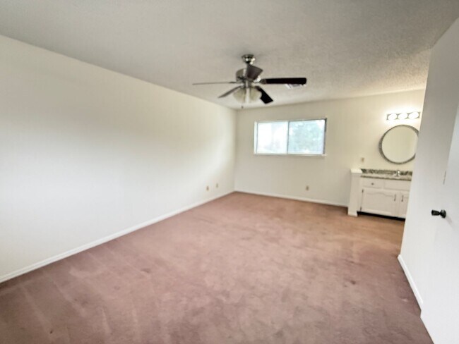 Building Photo - 3 Bedroom Duplex: One bed Downstairs, 2 large bedrooms upstairs