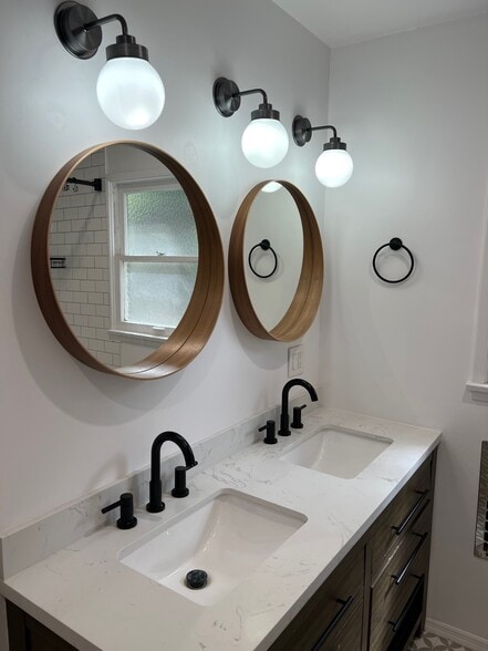 Bathroom double sink - 1606 Westerly Ter