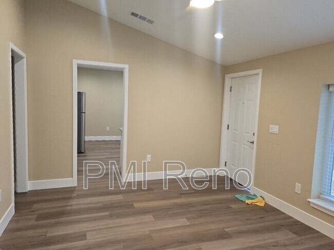 Building Photo - 450 Tracy Ln