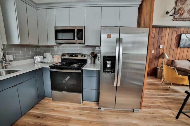 Building Photo - Cabin on Peak 7! 2bed plus loft!  Hot tub!