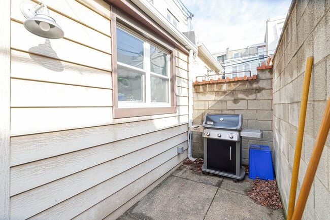 Building Photo - Fitler Square Three Bed Home