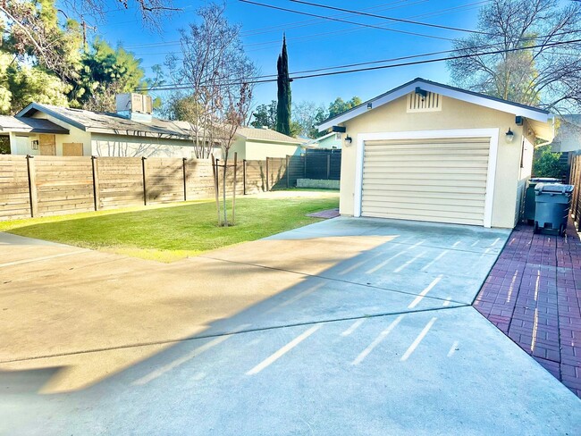 Building Photo - Charming 2/1 Old Fig Cottage