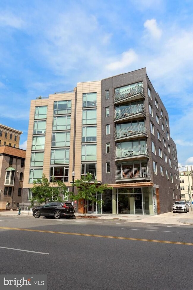 Building Photo - Practically new 1bd/1ba steps to Logan Cir...