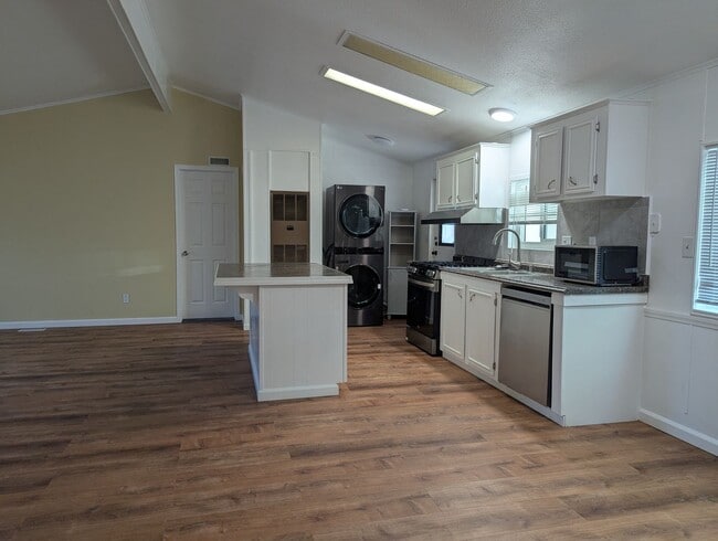 Building Photo - 3 Bedroom/2 bath Home Available Now!! Rent $1700/ Security Deposit $1700