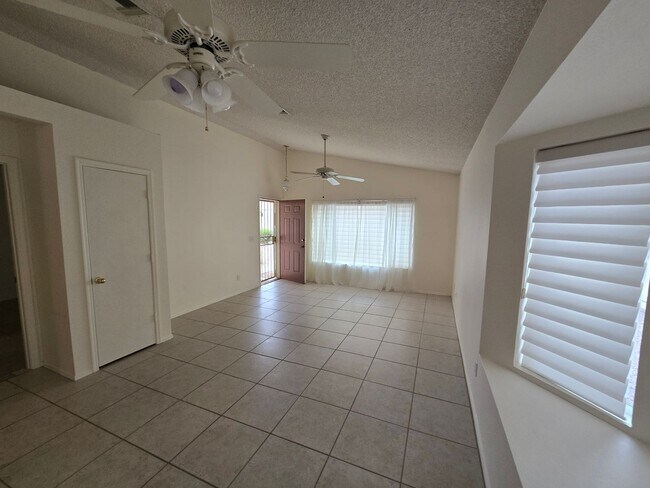 Building Photo - 1120 N Val Vista Dr