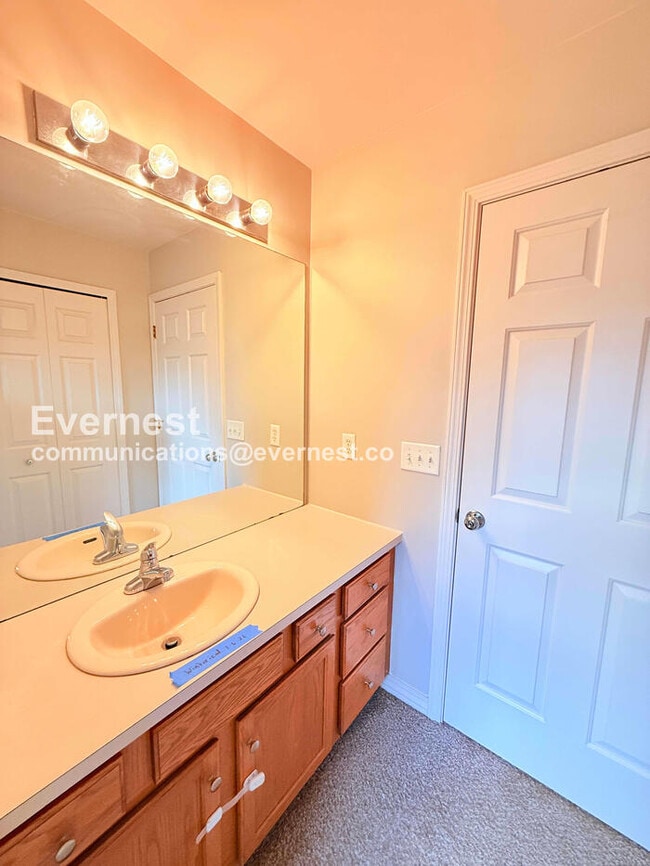 Building Photo - 1660 Brookdale Dr