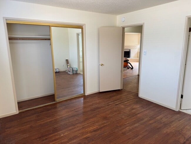 Building Photo - 870 Pearl Dr