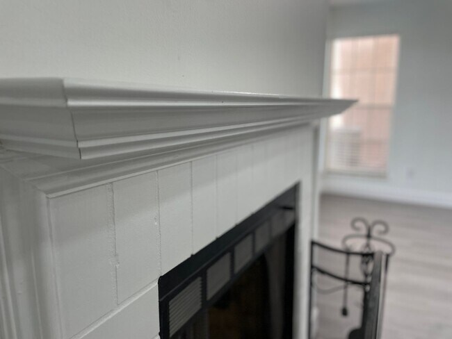 Building Photo - Renovated 2 Bedroom, 2 Bath First Floor in...