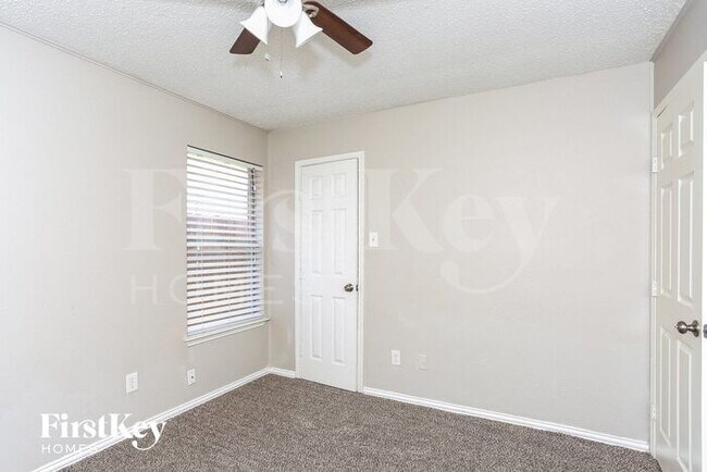 Building Photo - 1701 Oxford Dr