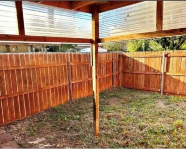 Building Photo - 2315 Loreco St