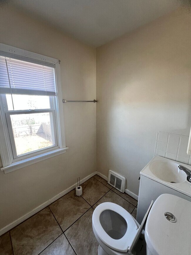 Building Photo - 3 Bedroom Home with 1.5 Bathrooms