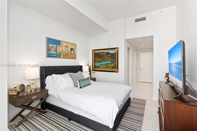 Building Photo - 2678 Tigertail Ave