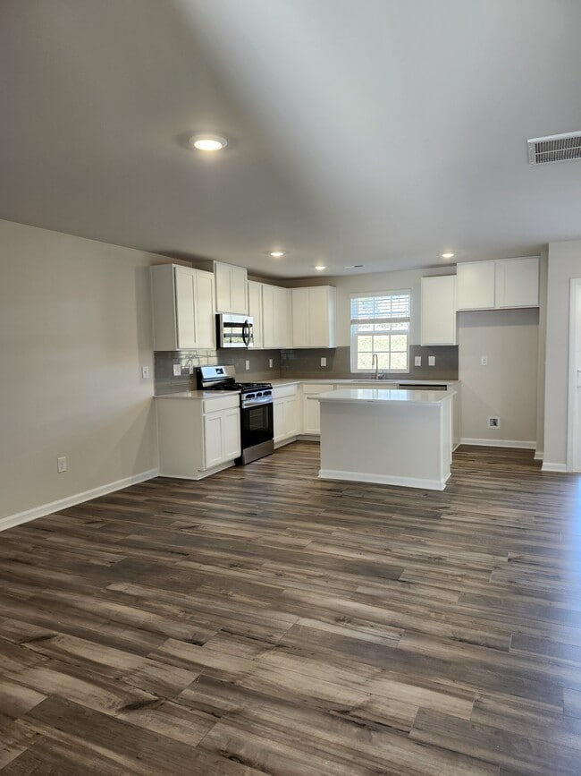 Building Photo - 818 Powder Br Dr