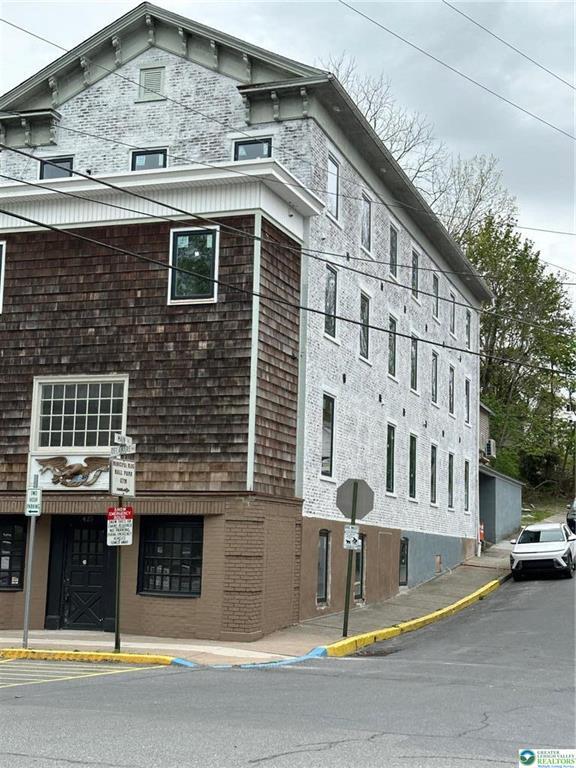 Building Photo - 427 Delaware Ave