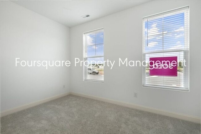 Building Photo - Town Home! | Entry Level Guest Suite With ...