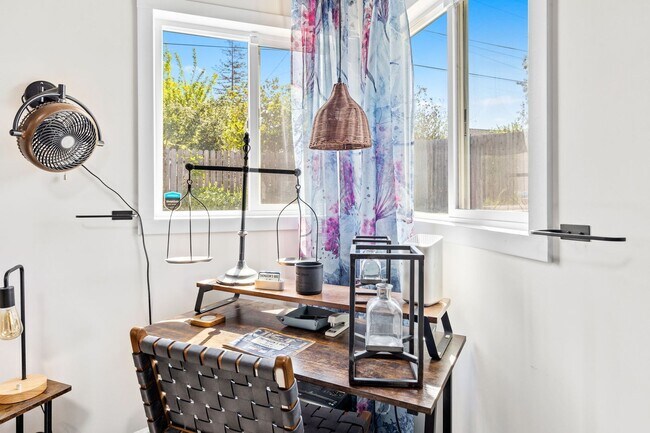 Building Photo - Fully Furnished 3-Bedroom, 1-Bath Modern B...