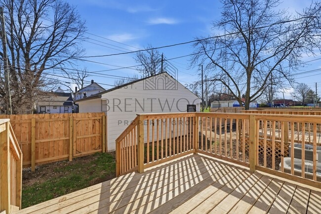 Building Photo - Contemporary 4bed/3bath with Private Yard