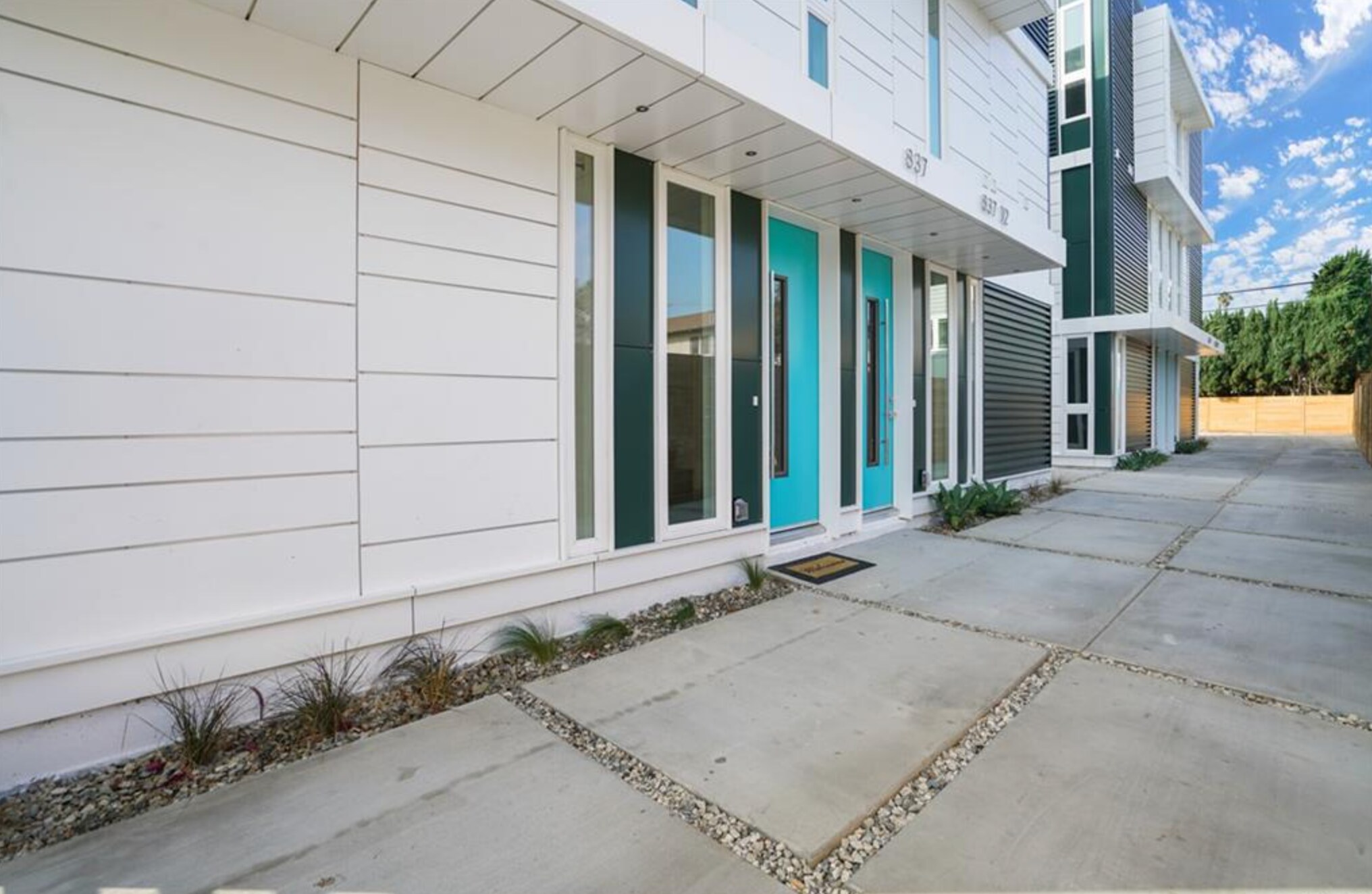 Building Photo - 837 1/2 N Kingsley Dr