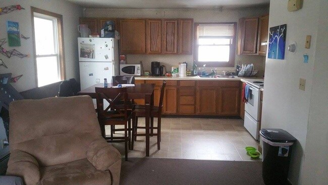 Open floor plan kitchen and living area - 326 Center St