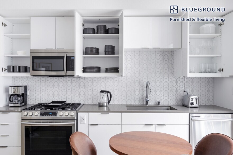 Building Photo - 1889 Harrison St