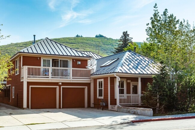 Building Photo - Refreshed Park Ave. Duplex with Historic O...