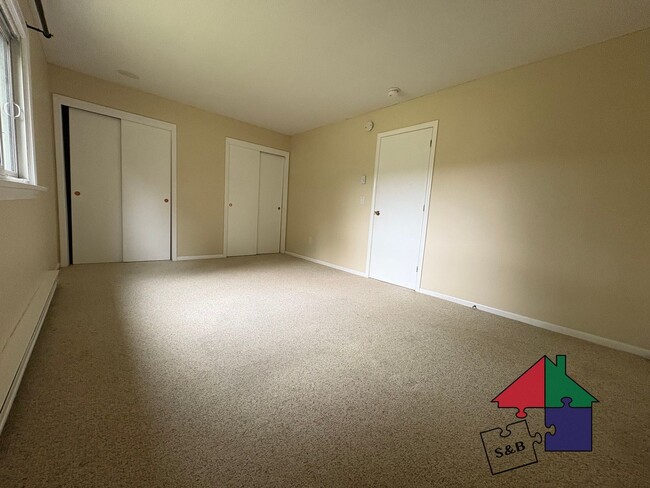 Building Photo - Elegant 3-Bedroom Townhouse in South Burli...