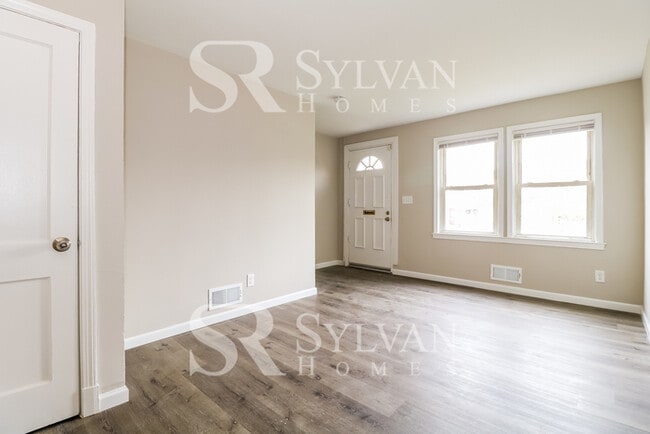 Building Photo - Enjoy low-maintenance living in this 2 bedroom, 1.5 bathroom townhome