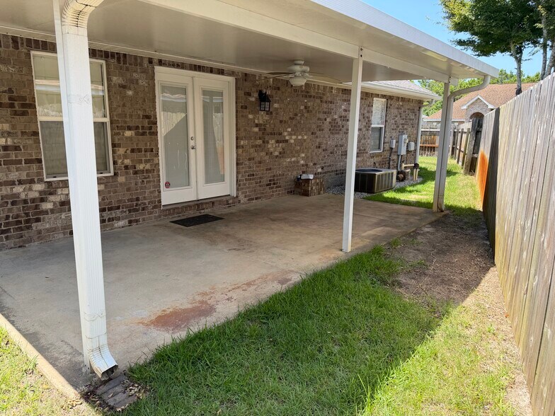 Building Photo - 500 Baywood Ct
