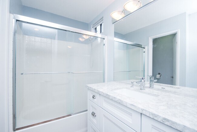 Building Photo - Beautiful Townhouse in the desirable Anaheim Packing District!