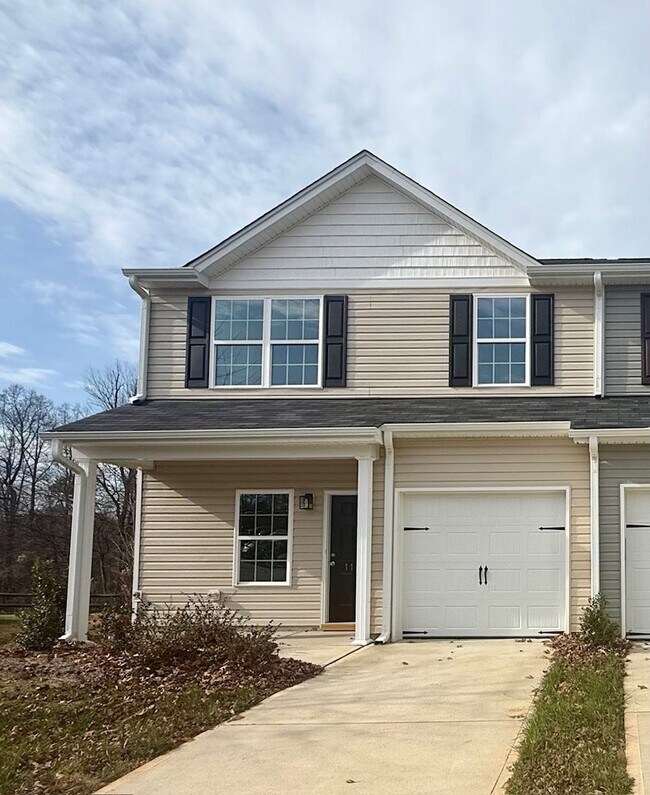 Building Photo - Two bedroom, 2.5 bath townhome in Ridge Creek, Whitsett