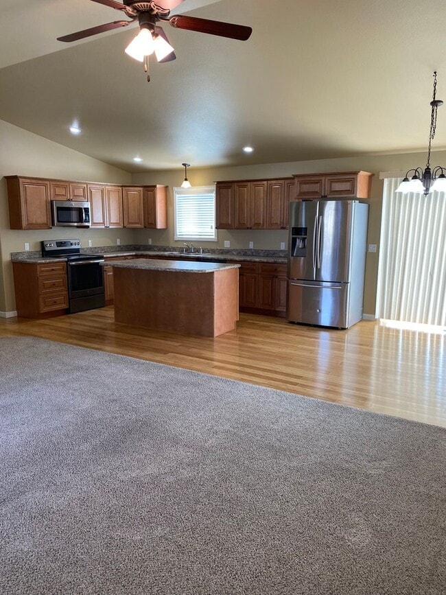 Building Photo - 3 Bedroom House with a 2 Garage in Heights