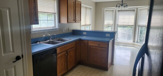 Building Photo - Spacious Home with Room to Spread Out