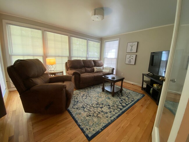 Building Photo - short term fully furnished 3 bdr 1.5 bth h...