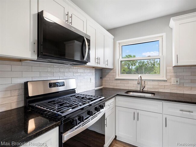 Building Photo - 2717 W 13 Mile Rd