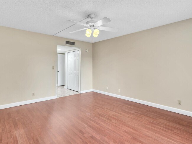 Building Photo - 16252 Laurel Dr