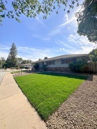 Building Photo - Gorgeous 3 bed 2 bath! (Please read entire ad before showing)