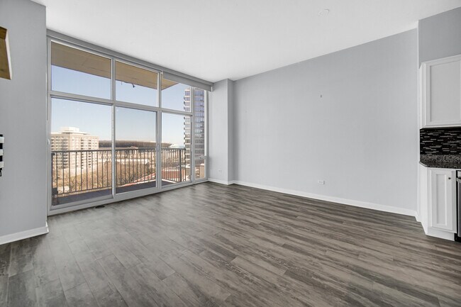 Building Photo - 1600 S Indiana Ave