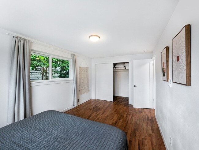 Building Photo - Discover Your Dream Home in a Quiet Seattle Oasis!