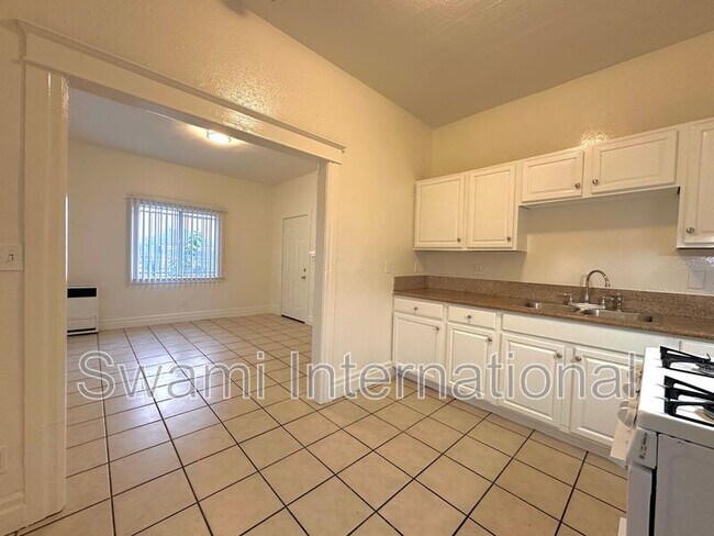 Building Photo - 932 W 62nd St