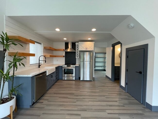 Building Photo - Charming 1Bed 1Bath Modern 2 Story Cottage with Fabulous Updates! Washer & Dryer Hook-ups!