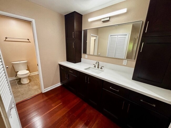 Building Photo - Updated and Spacious 2 bed 1.5 bath
