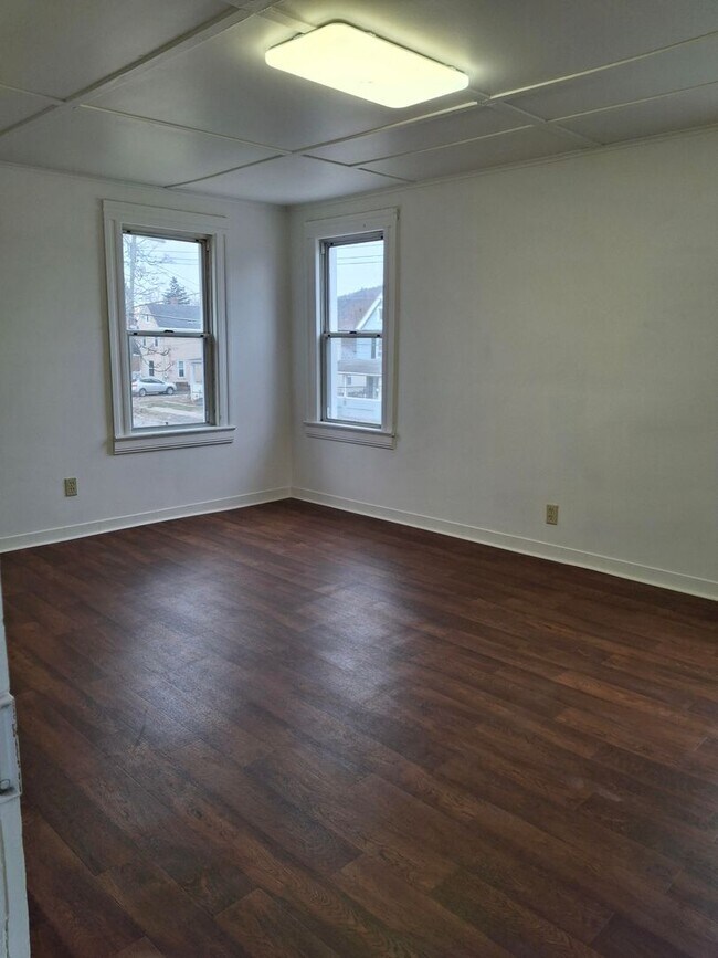 Building Photo - 246 Lynwood Ave