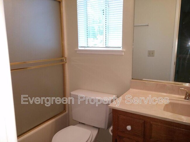 Building Photo - 846 Holly Way