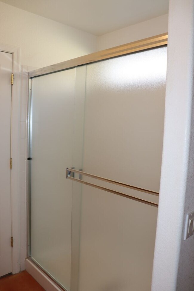 Building Photo - East Side 3 Bed 2 Bath Energy Efficient Pulte Home